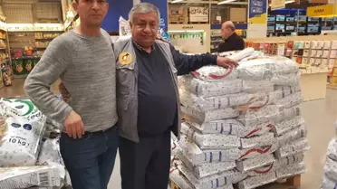 Hayvansever Kızının Anısına 5 Ton Mama Dağıttı