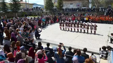 Çocuklar, 23 Nisan'ı Horon ve Halayla Kutladı