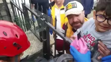 Eline Korkuluk Demiri Saplanan Çocuğu İtfaiye Kurtardı