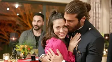 Erkenci Kuş Dizisinin Başrol Oyuncuları, Türkiye Gençlik Ödülleri'ne Damga Vurdu