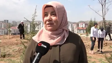 Fidan Dikerken Duygulanan Şehit Annesi: 'Onları da Toprağa Bu Fidan Gibi Verdik'