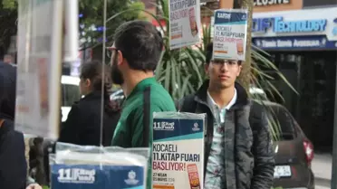 Ağaçlara Asılan Kitapları Toplamak İçin Kıyasıya Yarış