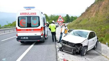 Düzce'de Otomobil Bariyerlere Çarptı: 3 Yaralı