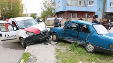 Otomobille Hafif Ticari Araç Çarpıştı: 6 Yaralı