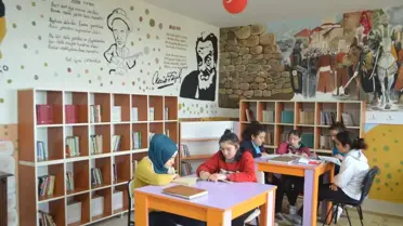 Sosyal Medya Yardımıyla Köy Okuluna Kütüphane Kurdu