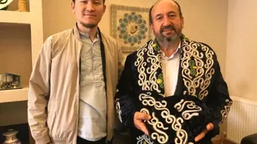Kazak Öğrenciden Milletvekili Kavuncu'ya Bey Kaftanı