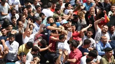 Manisa Sultan Camisinin Kubbe ve Minarelerinden 6 Ton Mesir Macunu Halka Saçıldı