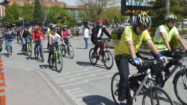 Tados Bisiklet Kulübü Üyeleri, Dikkat Çekmek İçin Pedal Çevirdi