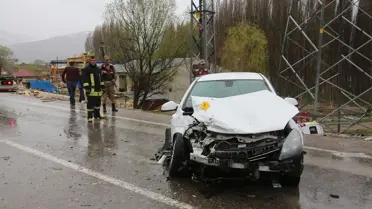 Bayburt'ta Otomobil ile Minibüs Çarpıştı: 12 Yaralı