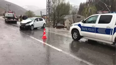 Bayburt'ta Otomobil ile Minibüs Çarpıştı: 12 Yaralı