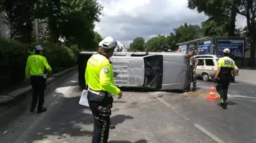 Orta Refüje Çarpan Pikap Yolun Ortasına Devrildi: 1 Yaralı