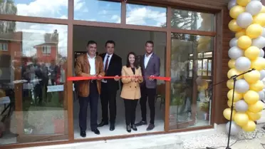 Eski Başkan ile Yeni Başkan Birlikte Kurdele Kesti