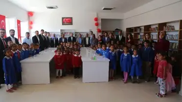 Belediye Personelinden Köy Okuluna Kütüphane