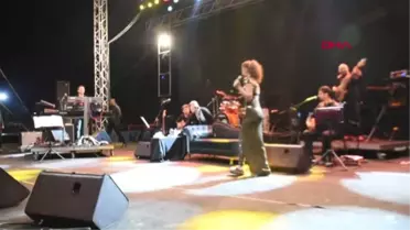 Edirne Sahnede Üşüyen Yıldız Tilbe İçin Soba Kuruldu