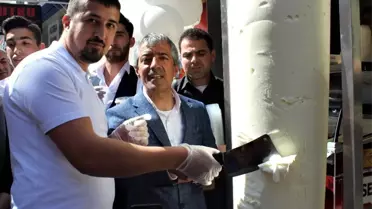300 Kilo Dondurma Satırla Kesilerek Dağıtıldı