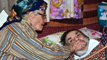 49 Yıldır Zihinsel Engelli ve Yatalak Oğluna Bakıyor