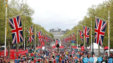 Londra Maratonu'nu Koşan Hemşirenin Rekoru 'Eteğe' Takıldı