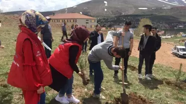 Genç Gönüllüler Şehitler Anısına Fidan Dikti