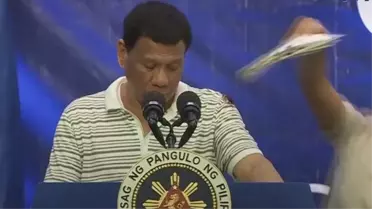 Video | Filipinler Devlet Başkanı Duterte'nin Hamam Böceği ile İmtihanı