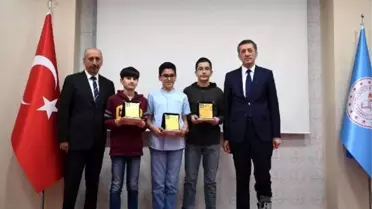 Bakan Selçuk, Ödül Törenine Alçı Ayakkabısı ve Bastonla Katıldı