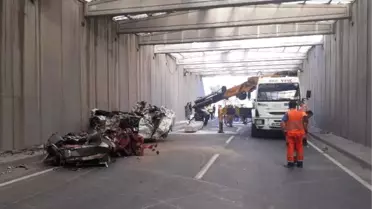 İzimr'de Kirişi Yıkılan Alt Geçit Trafiğe Kapatıldı