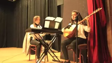 Cumhuriyet Ortaokulundan 'English Day' Konulu Tiyatro