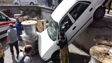 Küçükçekmece'de Kaza Yapan Otomobil Fabrika Bahçesine Düştü