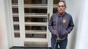 Arjantin'de Sarmiento Takımının Başkan Yardımcısı, Hakem Hatalarını Protesto Etmek İçin Kendisini Zincirledi
