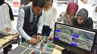 Hrü'de Geleceğin Mühendisleri Projelerini Yarıştırdı