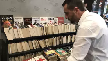 Kahve İkramıyla Topladığı Kitaplardan Kütüphane Oluşturuyor