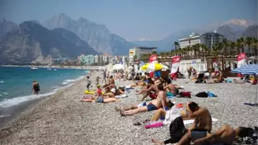 Sıcaktan Bunalan Denize ve Sulama Kanalına Koştu