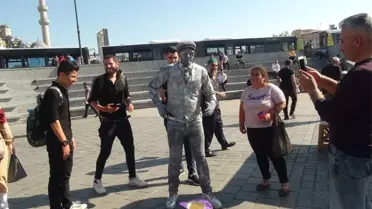 Vatandaşların 'Canlı Heykel Sanatçısıyla' İmtihanı Kamerada