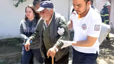 Evi Yanan Yaşlı Adam, İtfaiye Ekiplerinin Çalışmalarını Gözyaşları İçerisinde İzledi