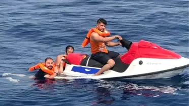 Arızalanan Jet Ski'deki Kaçak Göçmenleri, Sahil Güvenlik Ekibi Kurtardı