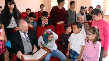 Erzurum'da Görme Engelli Öğrencilere Dijital Kur'an-ı Kerim Dağıtıldı