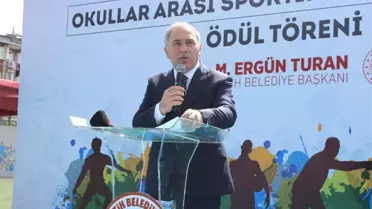 Fatih'ta başarılı sporculara kupa ve madalyaları verildi