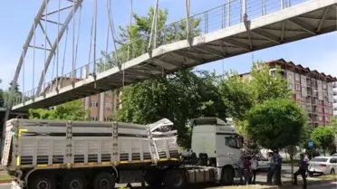 Kamyonun dorsesi üst geçide çarptı: 1 yaralı