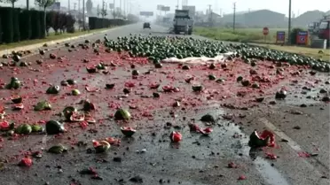 Yola saçılan karpuzlar trafiği aksattı