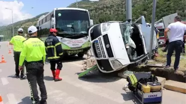 Yolcu midibüsü, hafif ticari araçla çarpıştı: 2 ölü, 1 yaralı