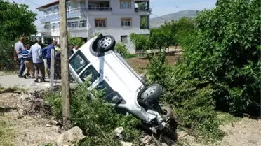 Hafif ticari araç, şarampole devrildi: 3 yaralı