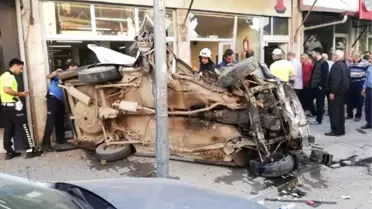 Otomobil kıraathaneye çarptı: 2 yaralı