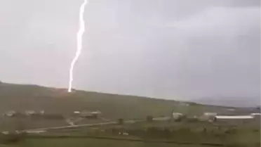 Yıldırım düşme anını görüntüledi