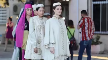 Hipodromda defile ve yarış heyecanı