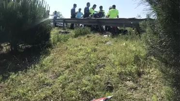 Kağıthane'de tur otobüsünün sıkıştırdığı motosikletli şarampole uçtu