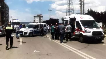 Kavşakta otomobil ekip otosuna çarptı: 1'i polis, 2 yaralı