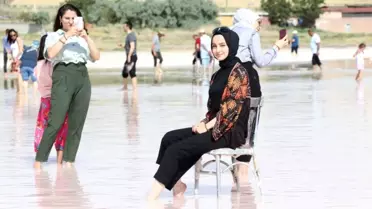 (ÖZEL) Tuz Gölü'nde çıplak ayakla yürüme turizmi sahilleri aratmıyor