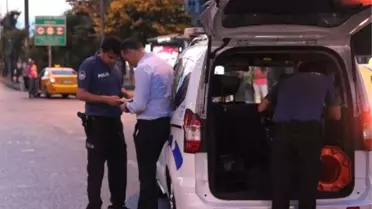 Beşiktaş'ta otomobilden yola düşen cüzdandan paralar saçıldı