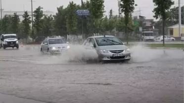 Denizli'de sağanak yolları göle çevirdi