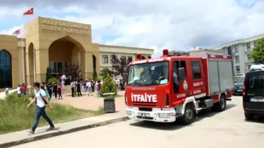 Fakülte kütüphanesinin tavanındaki sıva düştü: 1 öğrenci yaralı