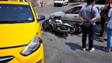 Üsküdar'da taksiyle çapışan motosikletli polisin ayağı kırıldı